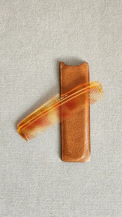 Antigua peineta con funda de cuero Kent - miniatura 2