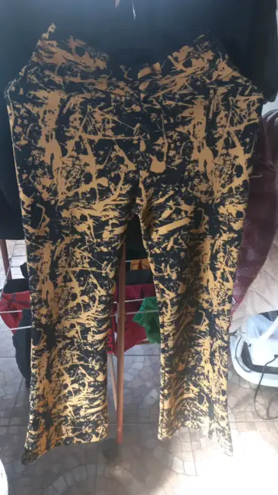 Pantalones estampados abstractos negro y amarillo - miniatura 1