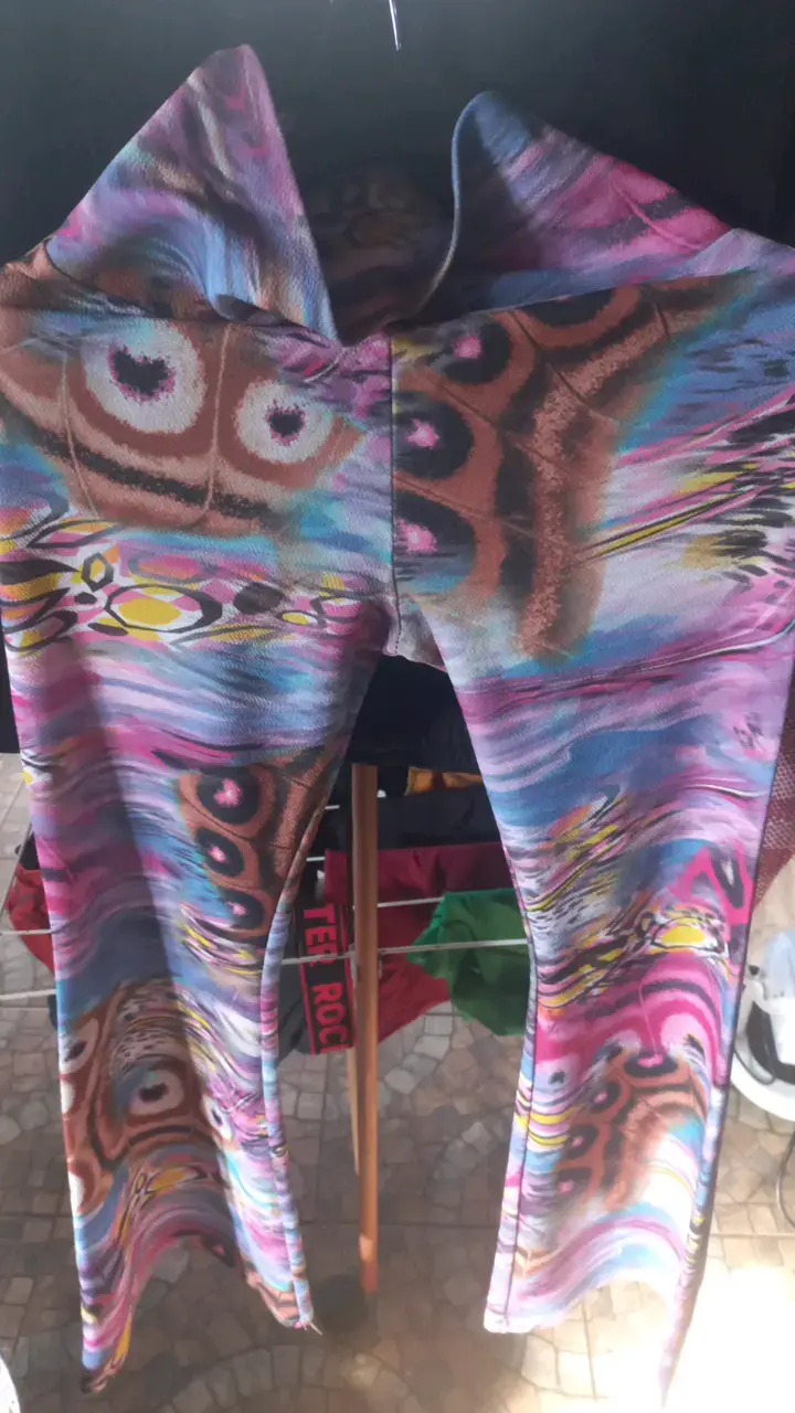 Pantalones estampados abstractos negro y amarillo - 2