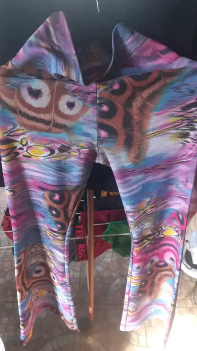 Pantalones estampados abstractos negro y amarillo - miniatura 2