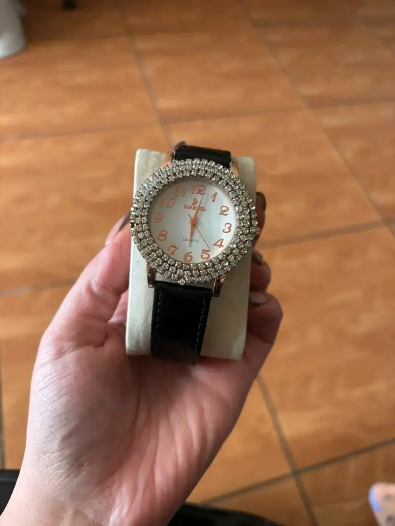 Reloj con correa de cuero