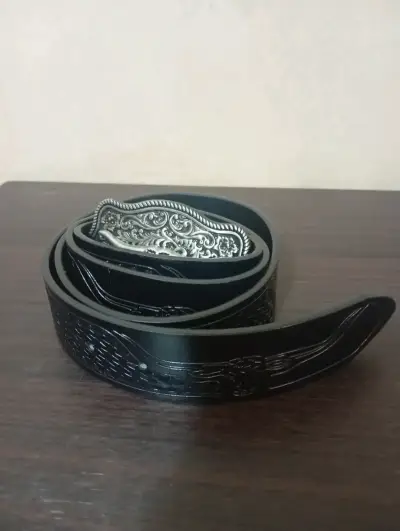 Cinturón de cuero con hebilla decorativa - miniatura 2