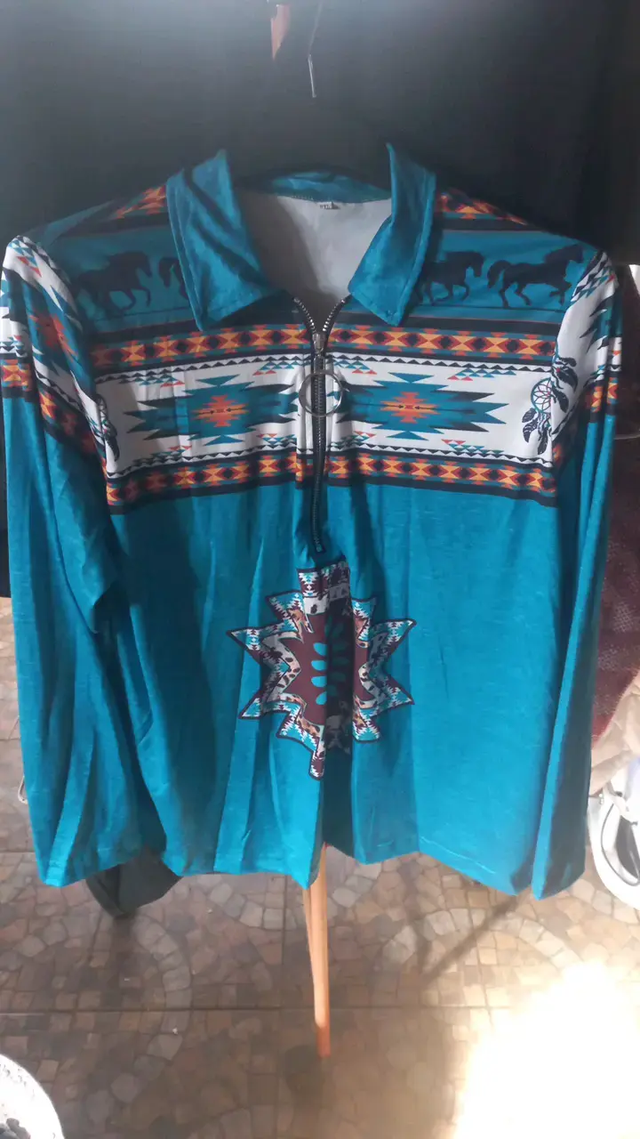 Polerón azul con estampado étnico y cierre