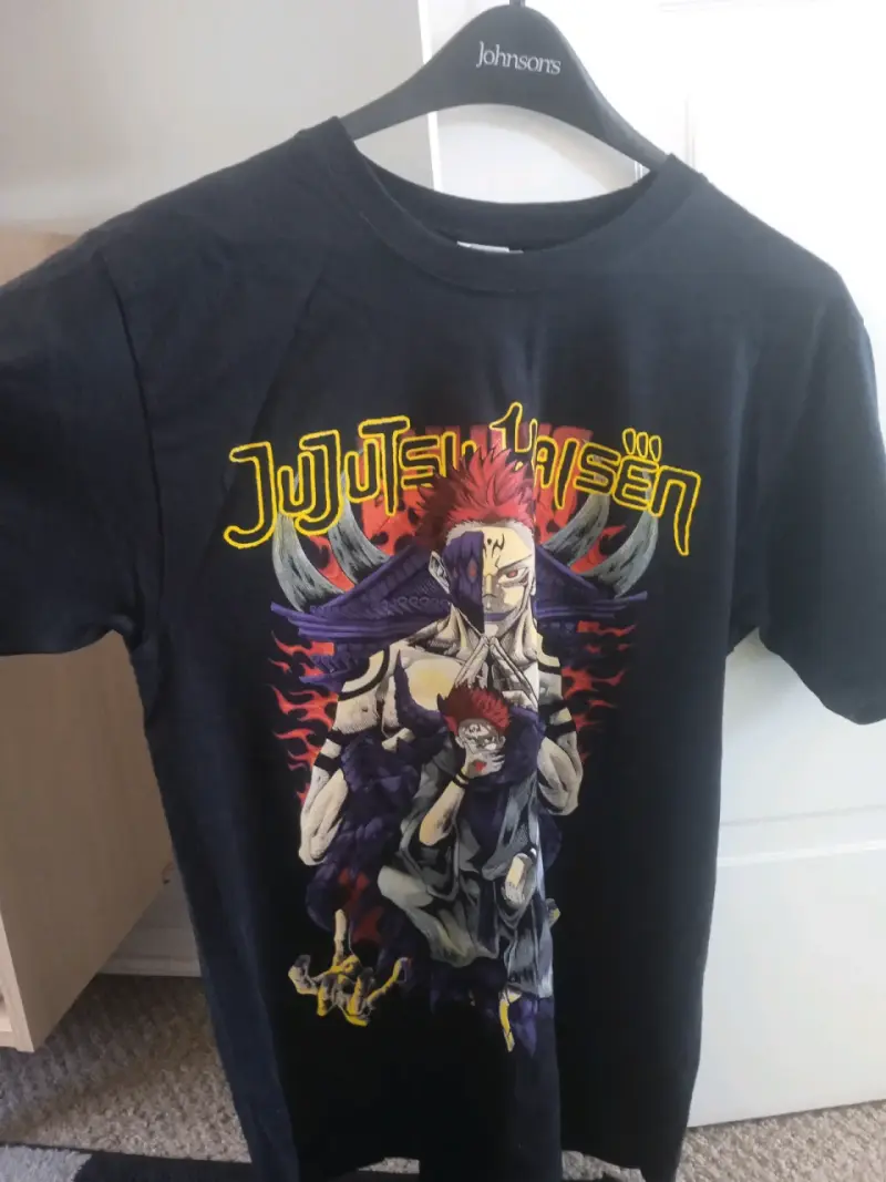Polera Jujutsu Kaisen negra con diseño - 2