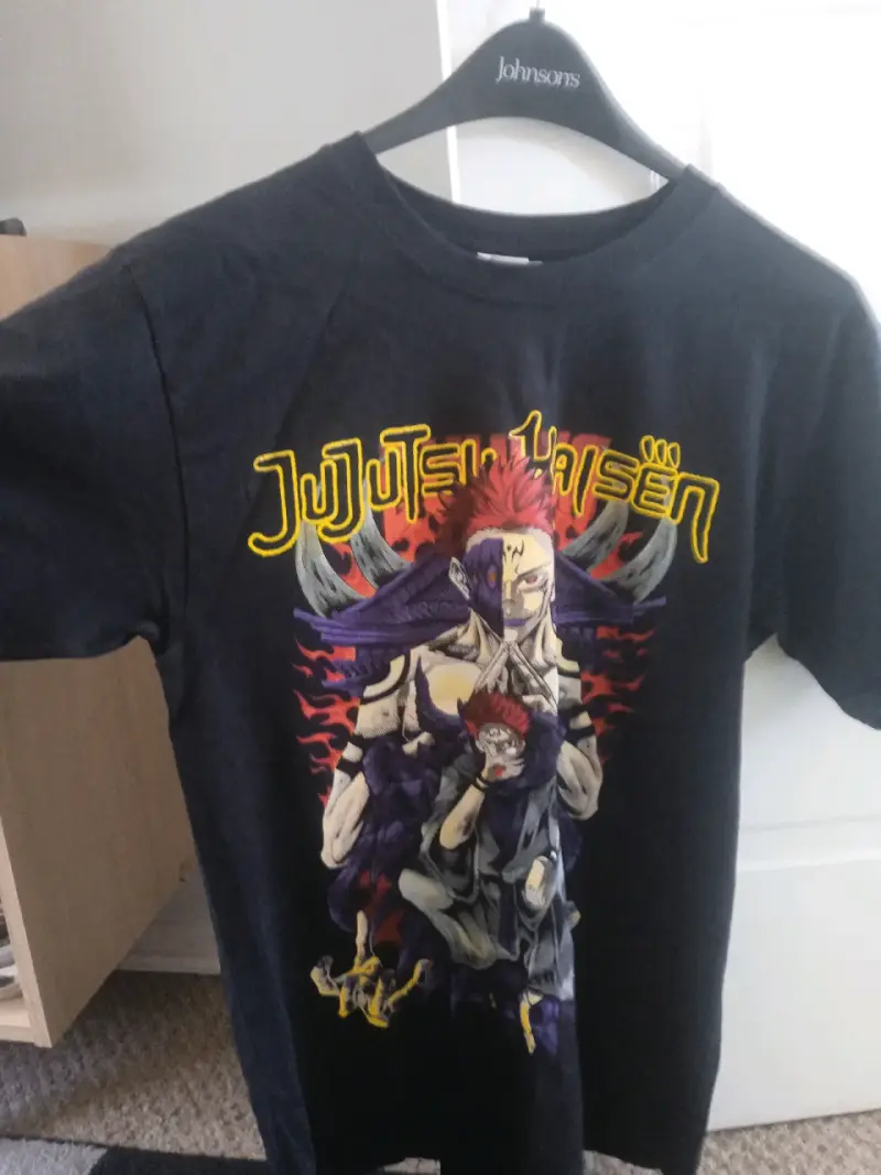 Polera Jujutsu Kaisen negra con diseño - 3