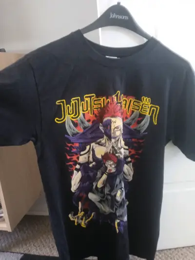 Polera Jujutsu Kaisen negra con diseño - miniatura 3