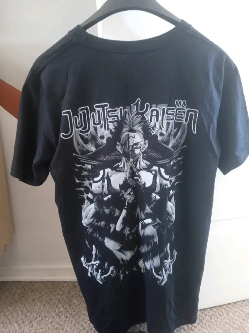 Polera Jujutsu Kaisen negra con diseño - 4