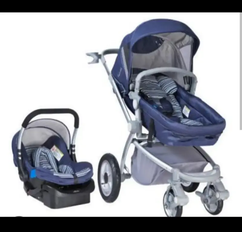 Coche de bebé con silla de auto azul