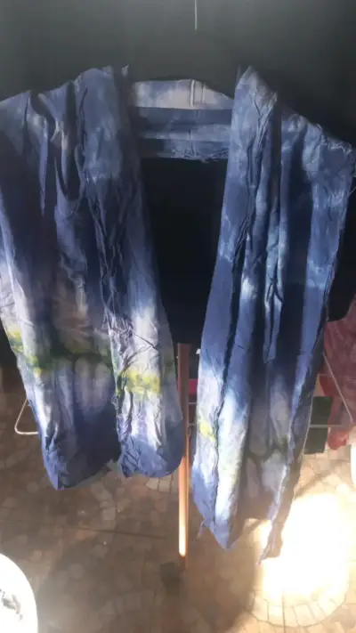 Bufanda de seda teñida a mano azul - miniatura 1