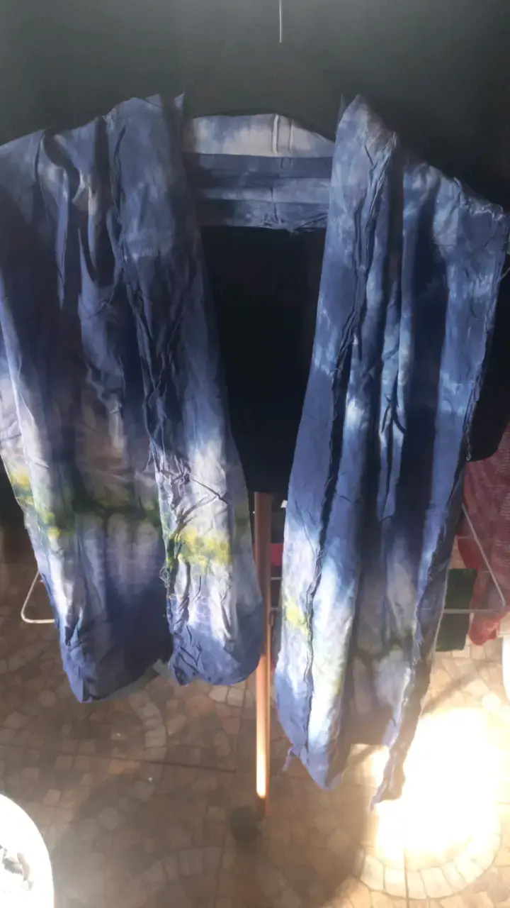 Bufanda de seda teñida a mano azul - 1