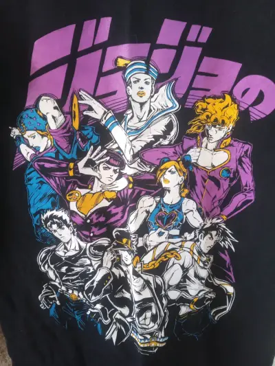 Polera negra con diseño de anime - miniatura 2