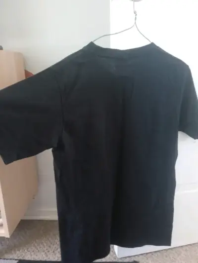 Polera negra con diseño de anime - miniatura 4