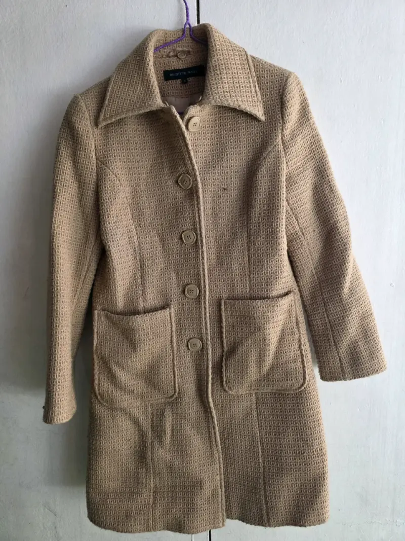 Abrigo beige de lana con bolsillos