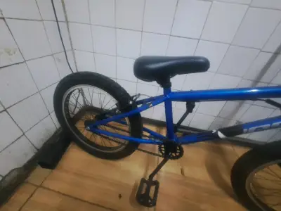 Bicicleta BMX azul en buen estado - miniatura 1
