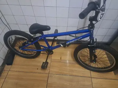 Bicicleta BMX azul en buen estado - miniatura 3
