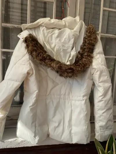 Chaqueta guess blanca con capucha de piel - miniatura 1