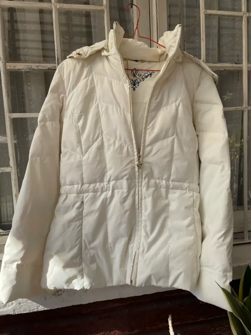 Chaqueta guess blanca con capucha de piel - 2