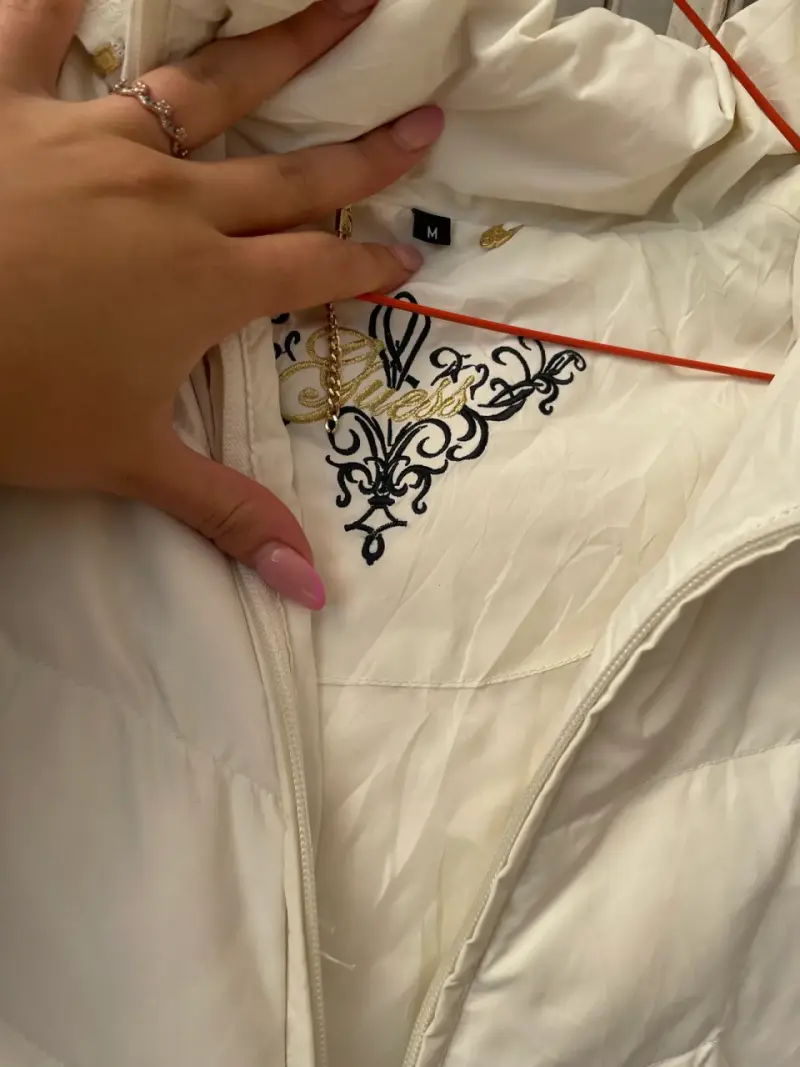 Chaqueta guess blanca con capucha de piel - 3