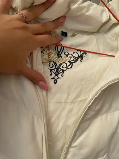 Chaqueta guess blanca con capucha de piel - miniatura 3
