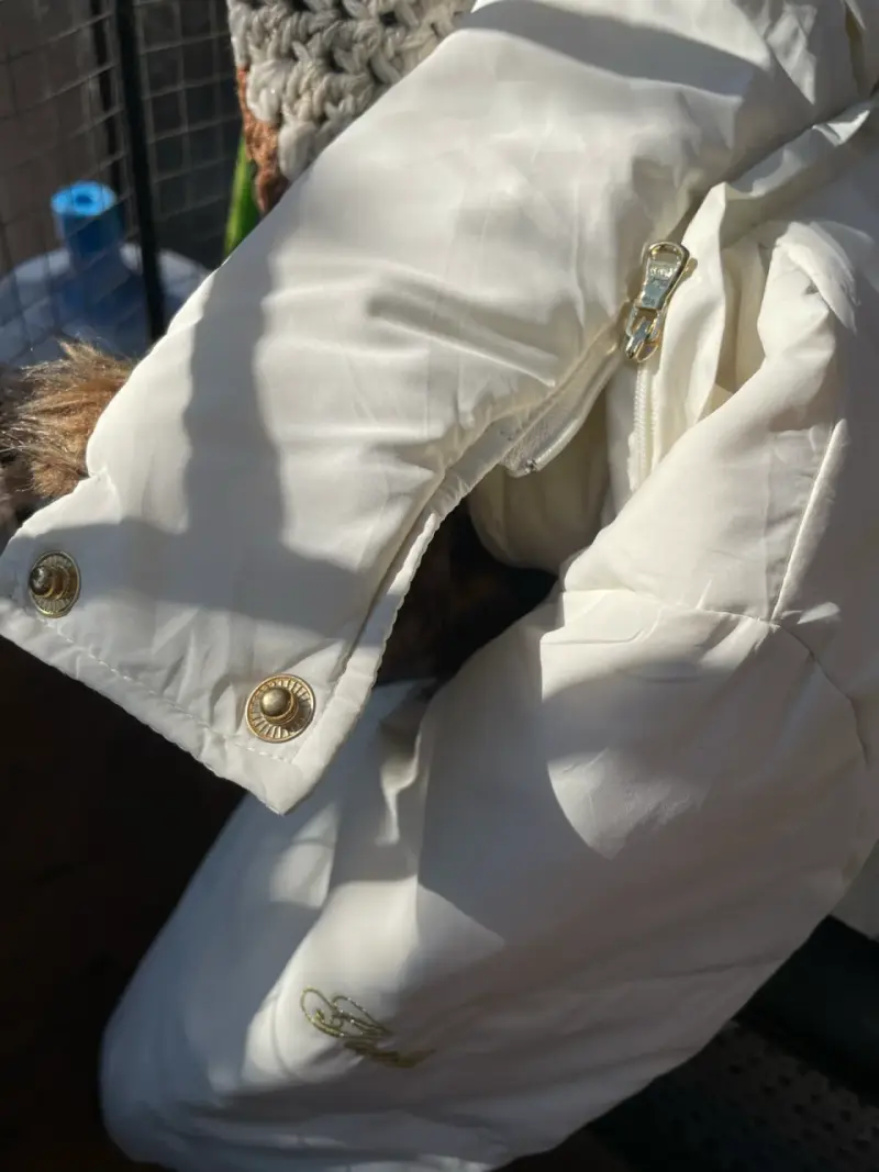 Chaqueta guess blanca con capucha de piel - 6