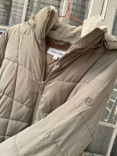 Chaqueta acolchada Calvin Klein beige con capucha - miniatura 1