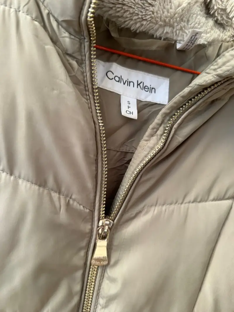 Chaqueta acolchada Calvin Klein beige con capucha - 2