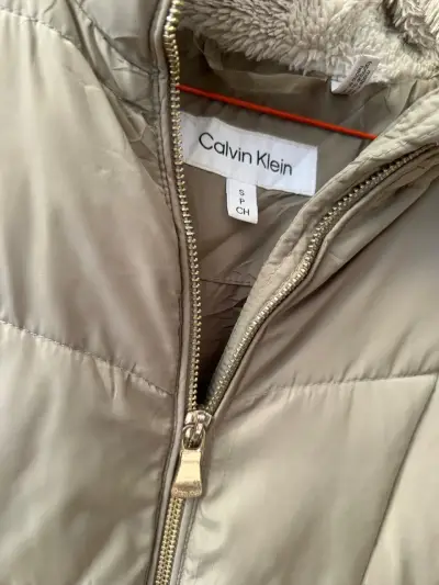 Chaqueta acolchada Calvin Klein beige con capucha - miniatura 2