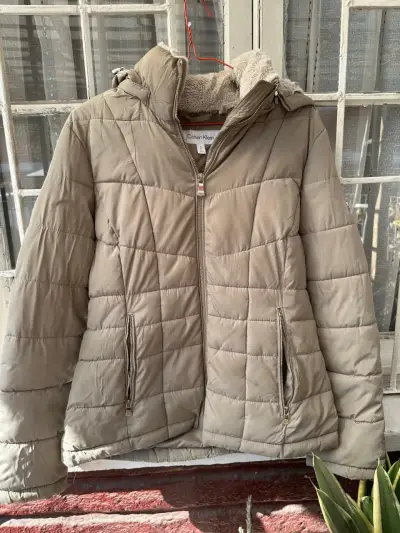 Chaqueta acolchada Calvin Klein beige con capucha - miniatura 3