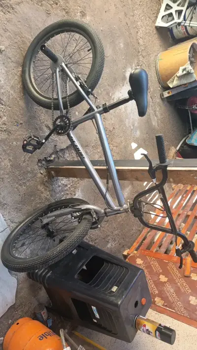 Bicicleta scoop de acero gris en buen estado - miniatura 1