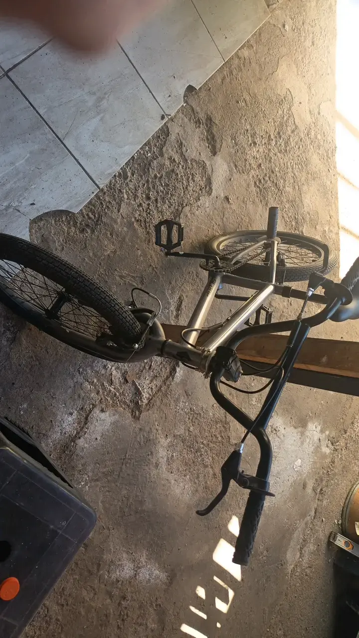 Bicicleta scoop de acero gris en buen estado - 2