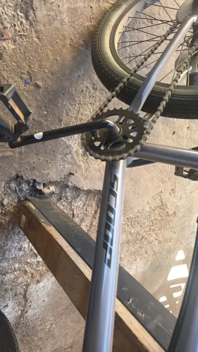 Bicicleta scoop de acero gris en buen estado - miniatura 3