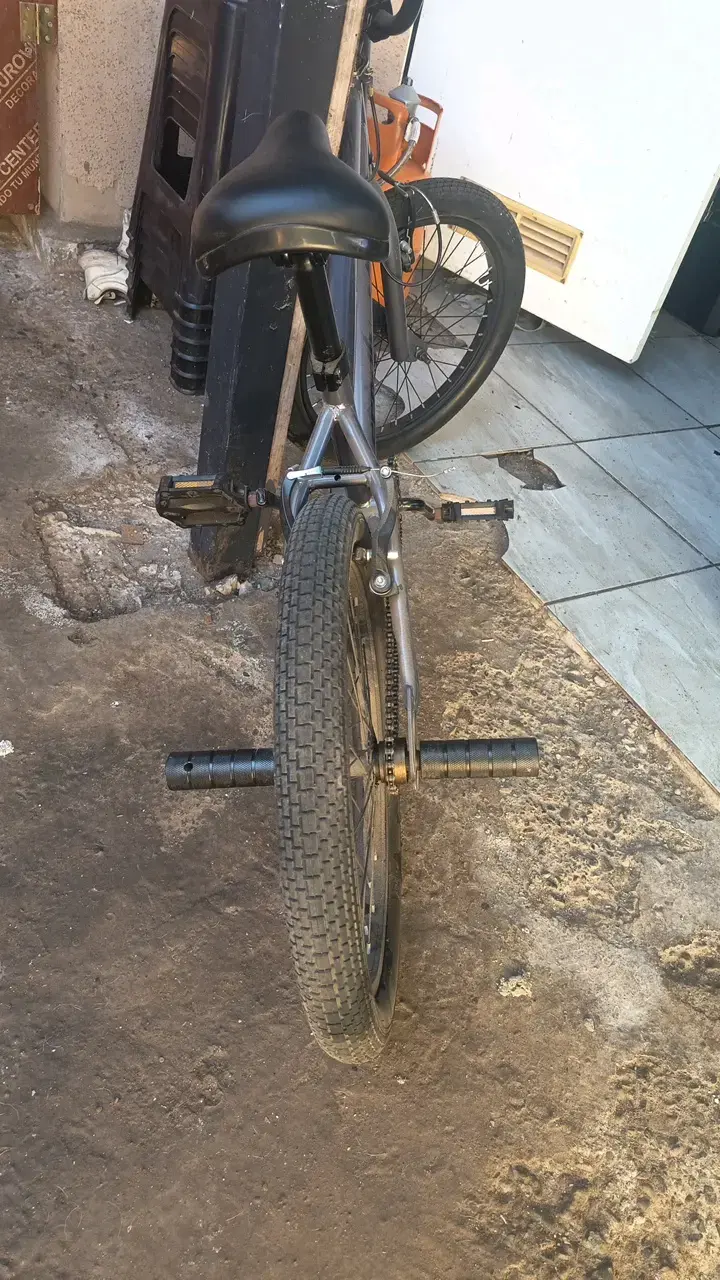 Bicicleta scoop de acero gris en buen estado - 5
