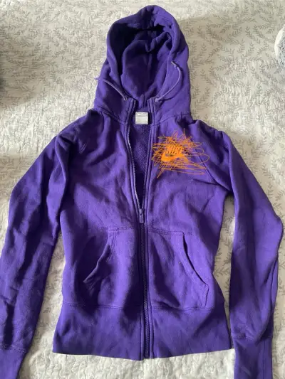 Polerón con capucha Nike morado - miniatura 1