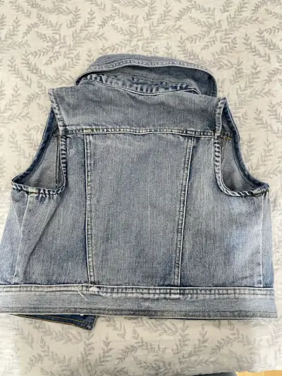 Chaleco de mezclilla sin mangas para mujer - miniatura 2