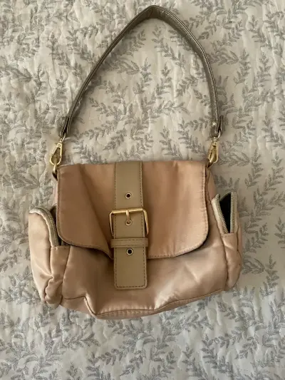 Cartera de mano beige con hebilla dorada - miniatura 1