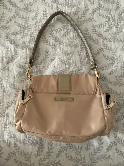 Cartera de mano beige con hebilla dorada - miniatura 2