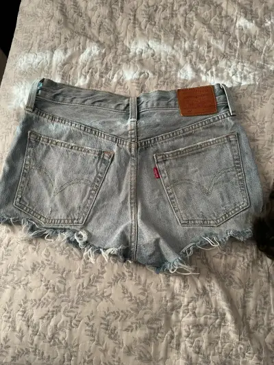 Shorts de mezclilla Levi's desgastados - miniatura 1