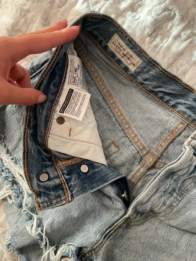 Shorts de mezclilla Levi's desgastados - 2