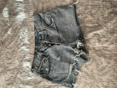 Shorts de mezclilla Levi's desgastados - miniatura 3
