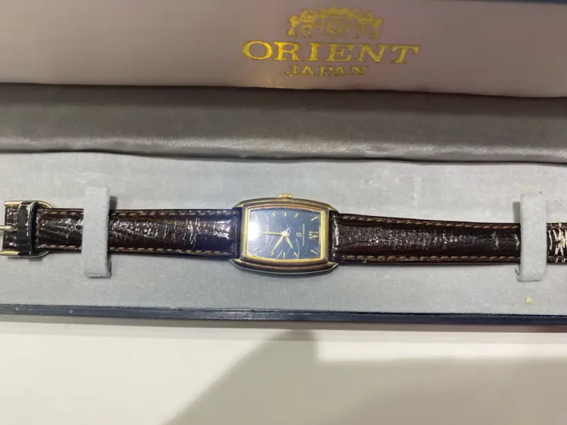 Reloj Orient de cuero y dorado - 2