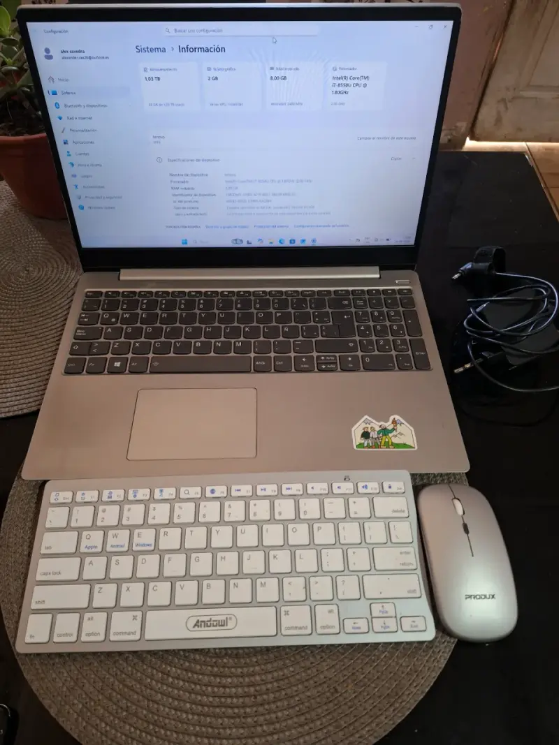 Laptop con teclado y mouse inalámbricos - 1