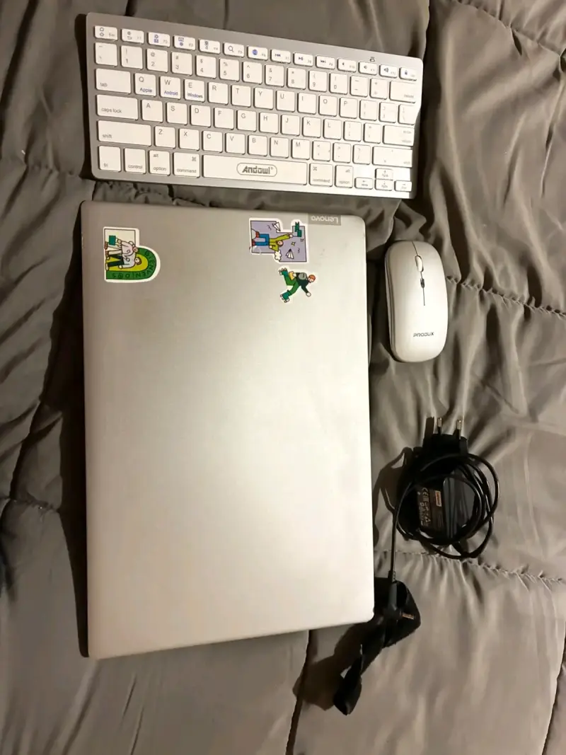 Laptop con teclado y mouse inalámbricos - 2