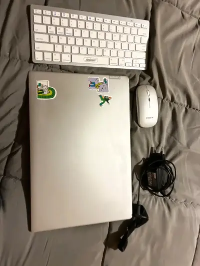 Laptop con teclado y mouse inalámbricos - miniatura 2