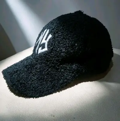 Gorra negra texturizada con logo - miniatura 1