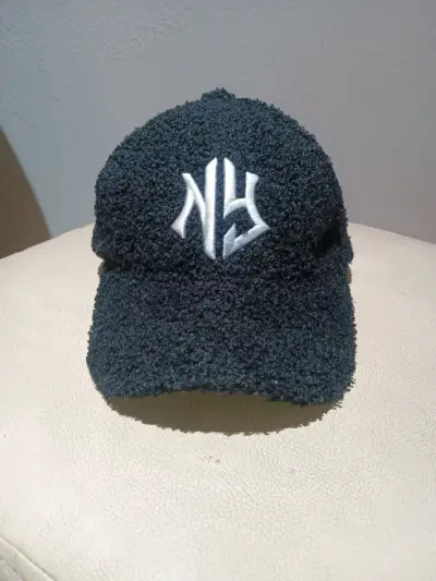 Gorra negra texturizada con logo - miniatura 2