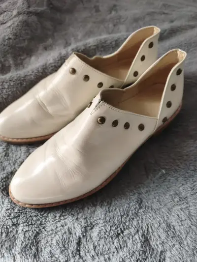 Zapatos de cuero blanco con tachas - miniatura 1