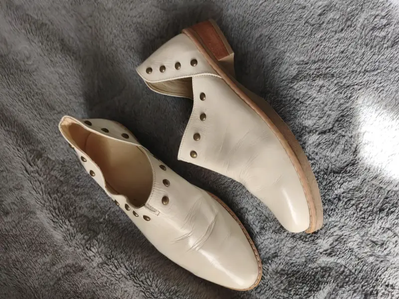 Zapatos de cuero blanco con tachas - 2