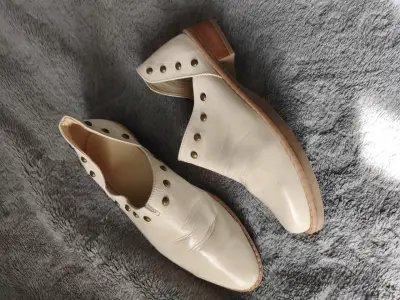 Zapatos de cuero blanco con tachas - miniatura 2