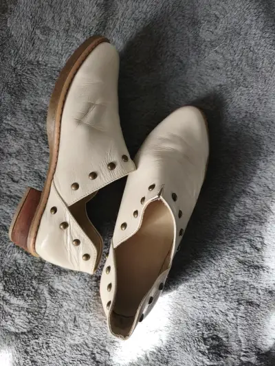 Zapatos de cuero blanco con tachas - miniatura 3