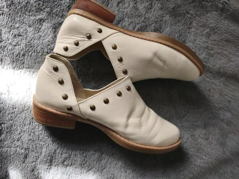Zapatos de cuero blanco con tachas - 4